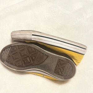 Yellow low top converse